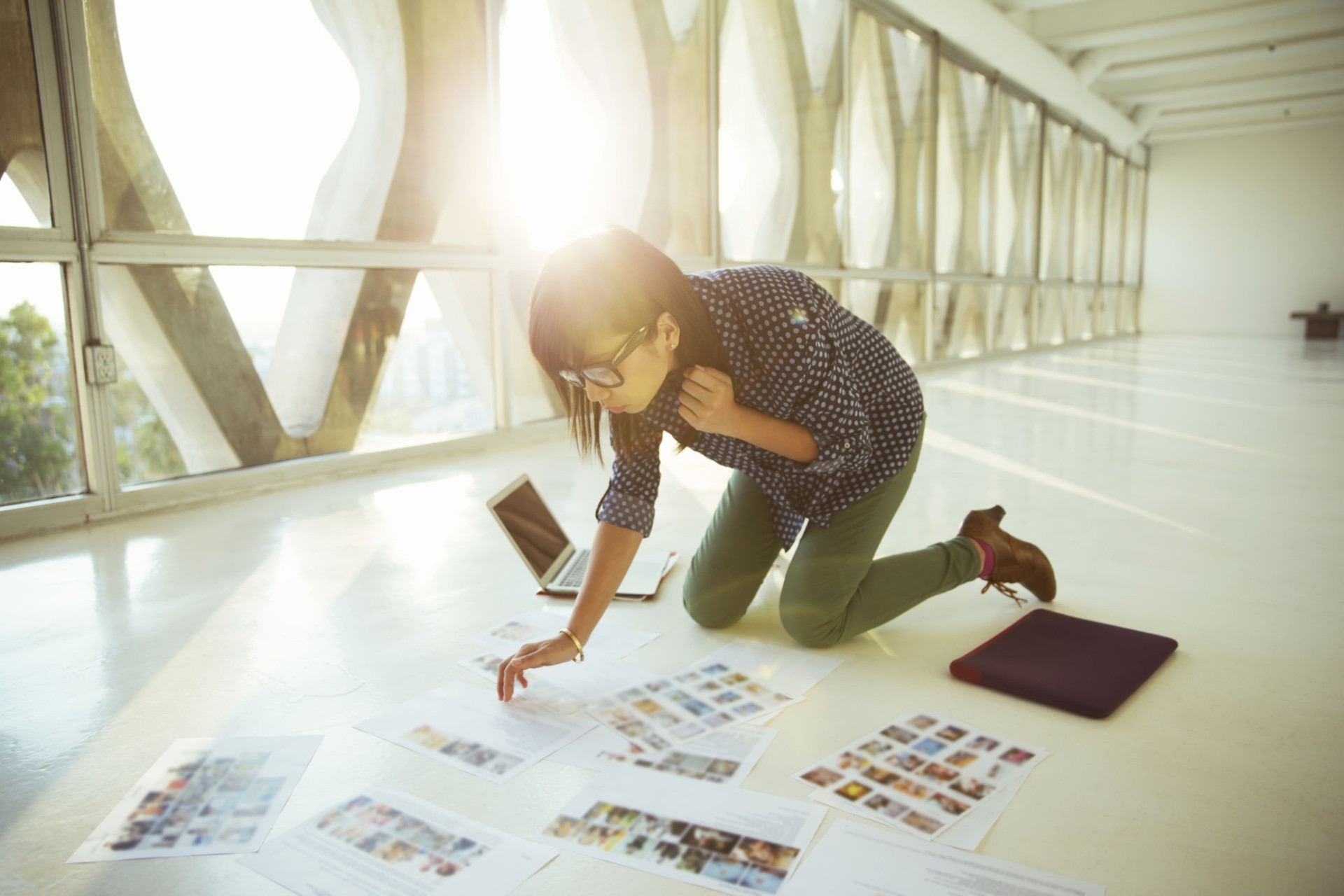 Photographies Créatif Femme d'affaires examinant les preuves au niveau du bureau